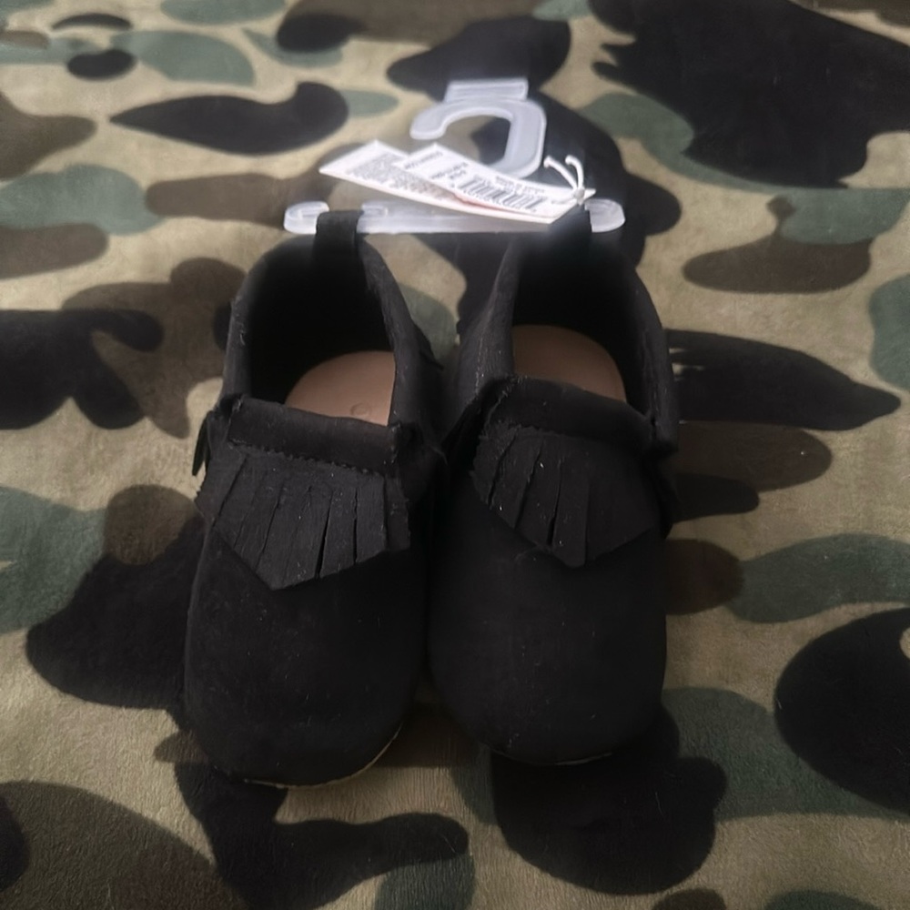 OLD NAVY BABY MOCCASIN SHOES/SLIPPERS: BLACK: NEW WITH TAGS: SIZE 6-12 MTH